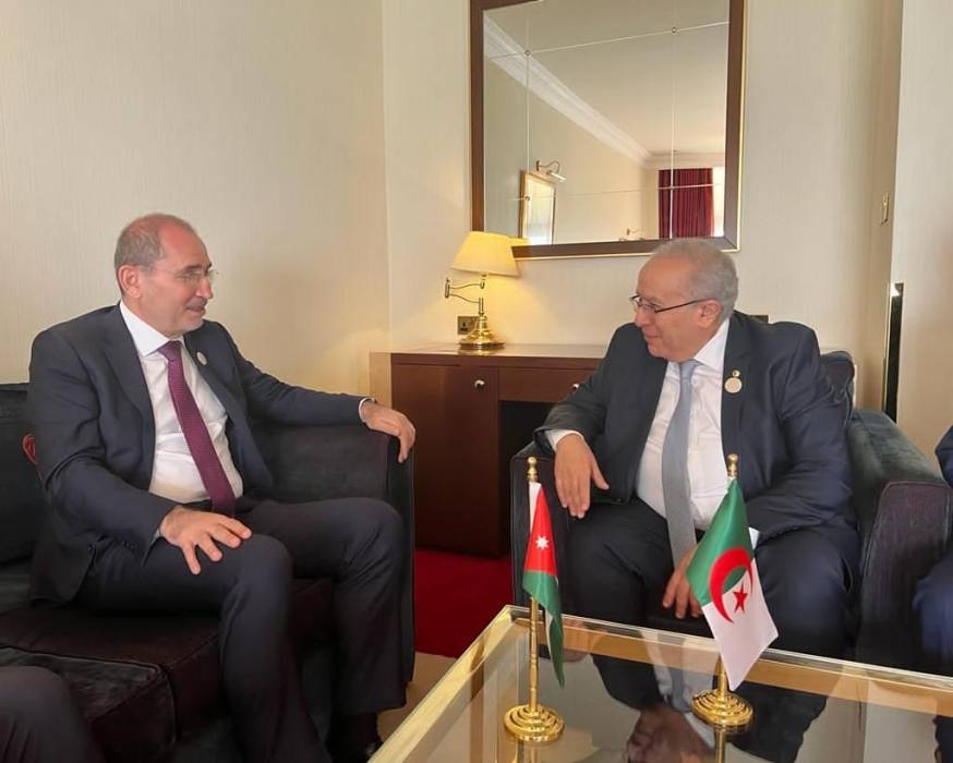 الصفدي يلتقي نظيره الجزائري