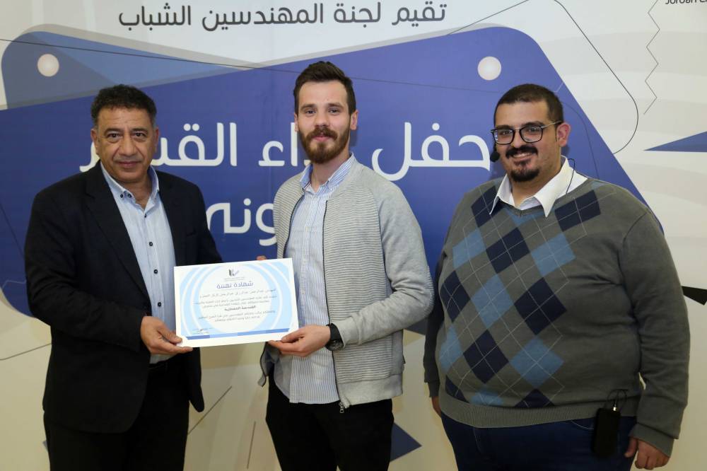 100 مهندس ومهندسة يؤدون اليمين القانونية في عمان