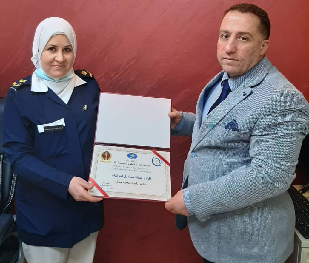 المجلس العالمي لتطوير وتمكين المرأة يكرم كوادر الخدمات الطبية الملكية