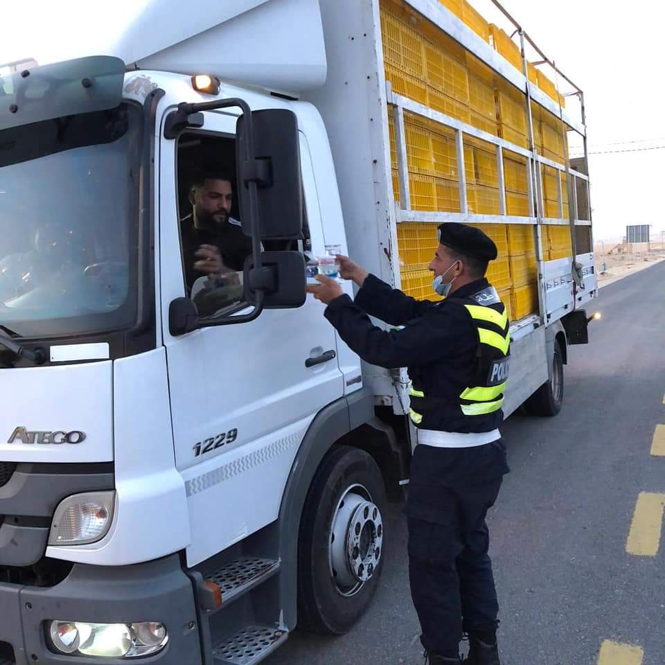 الدوريات الخارجية تطلق مبادرة اخي السائق .. تمهل افطارك معنا .. صور 