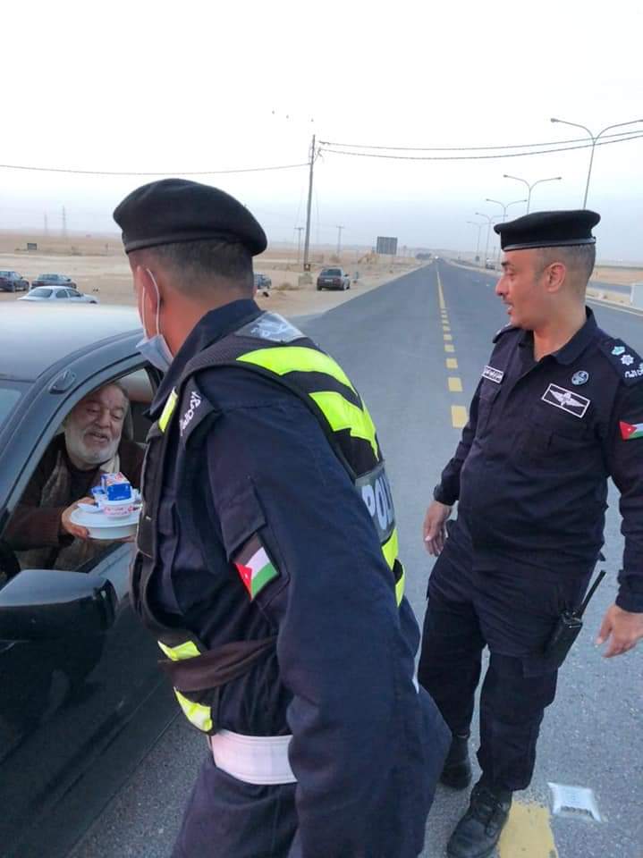 الدوريات الخارجية تطلق مبادرة اخي السائق .. تمهل افطارك معنا .. صور 