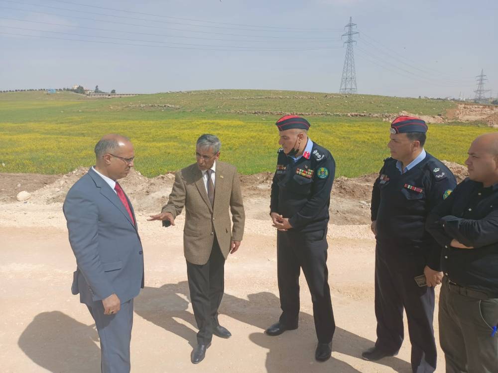 محافظ المفرق سلمان النجادا يتفقد طريق تحويلة البويضة - المنشية - إربد ويؤكد لن نسمح لأحد باعاقة عمل تنفيذ المشاريع 