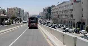 وفاة ستينية دهساً على مسرب الباص السريع