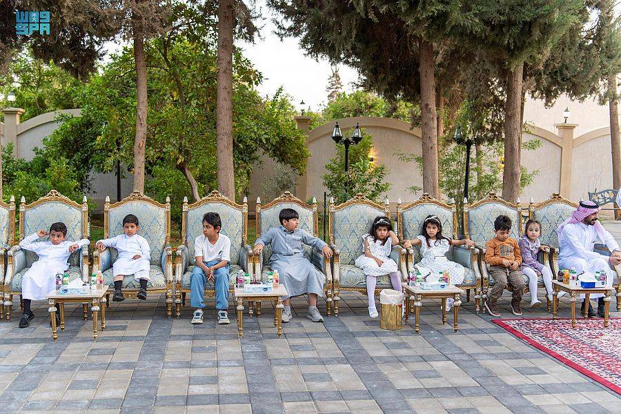 سمو أمير منطقة الجوف يستقبل أبناءه الأيتام ويشاركهم تناول الإفطار