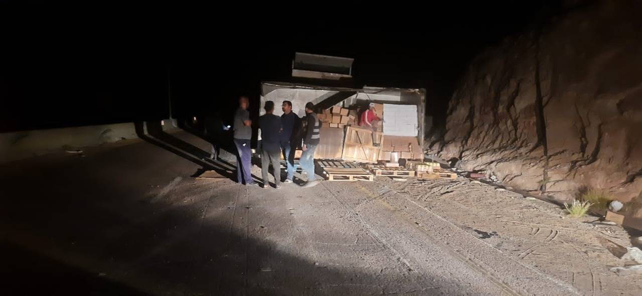 الاشغال: أغلاق مسرب من الطريق الخلفي المخصص للشاحنات بالعقبة وجسر الحاويات بشكل جزئي اثر حادثي سير 