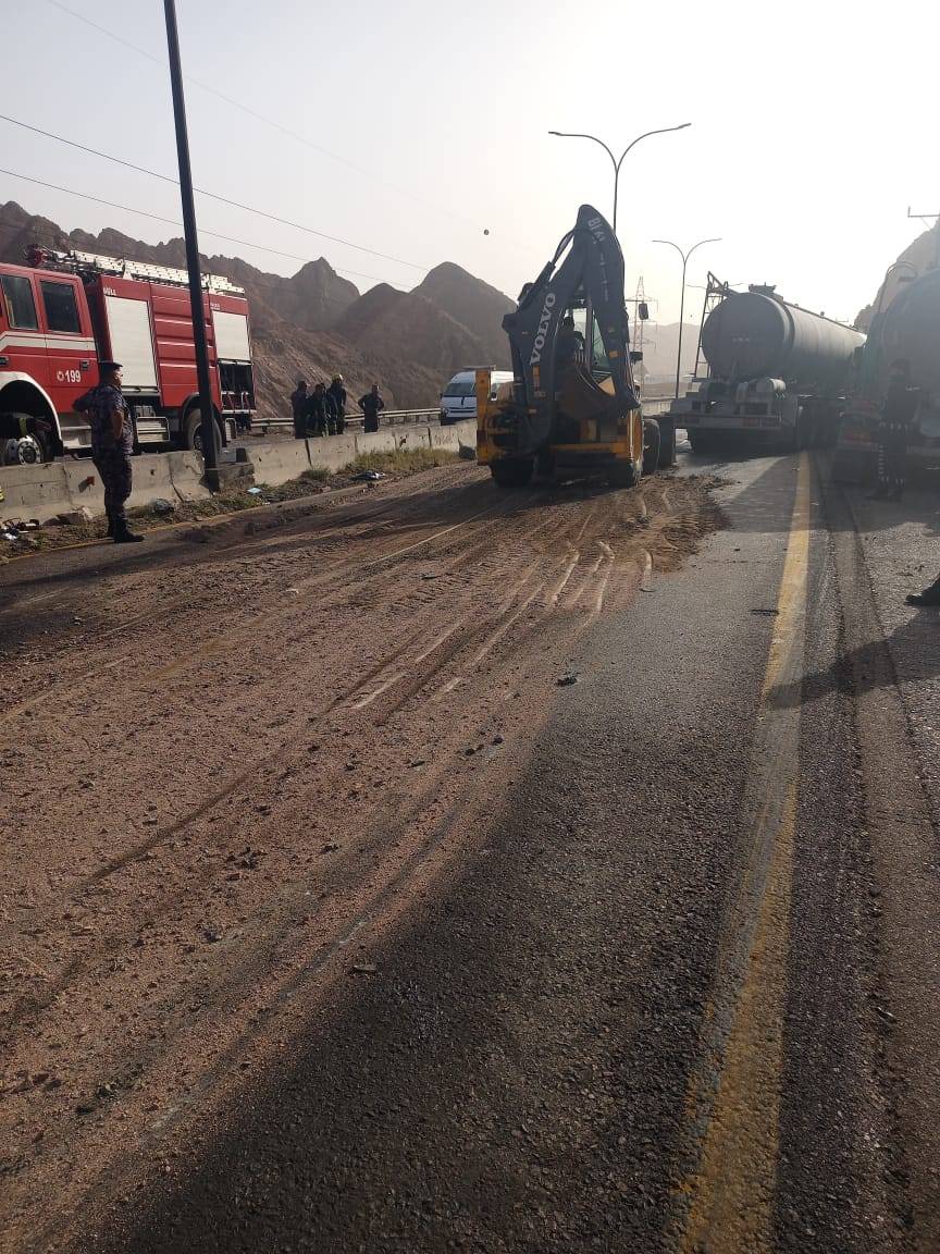 الاشغال: أغلاق مسرب من الطريق الخلفي المخصص للشاحنات بالعقبة وجسر الحاويات بشكل جزئي اثر حادثي سير 