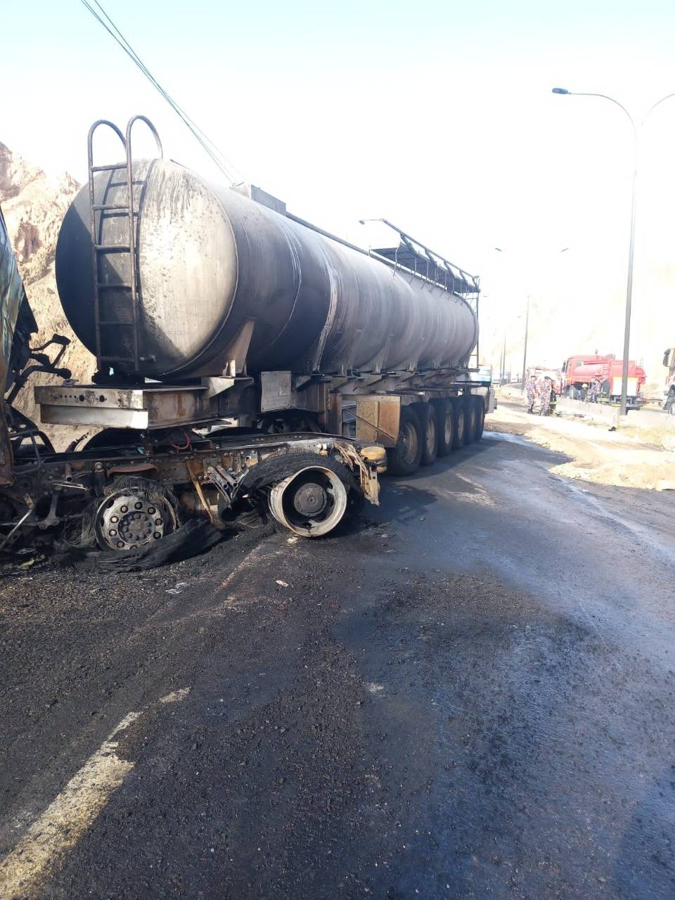 الاشغال: أغلاق مسرب من الطريق الخلفي المخصص للشاحنات بالعقبة وجسر الحاويات بشكل جزئي اثر حادثي سير 