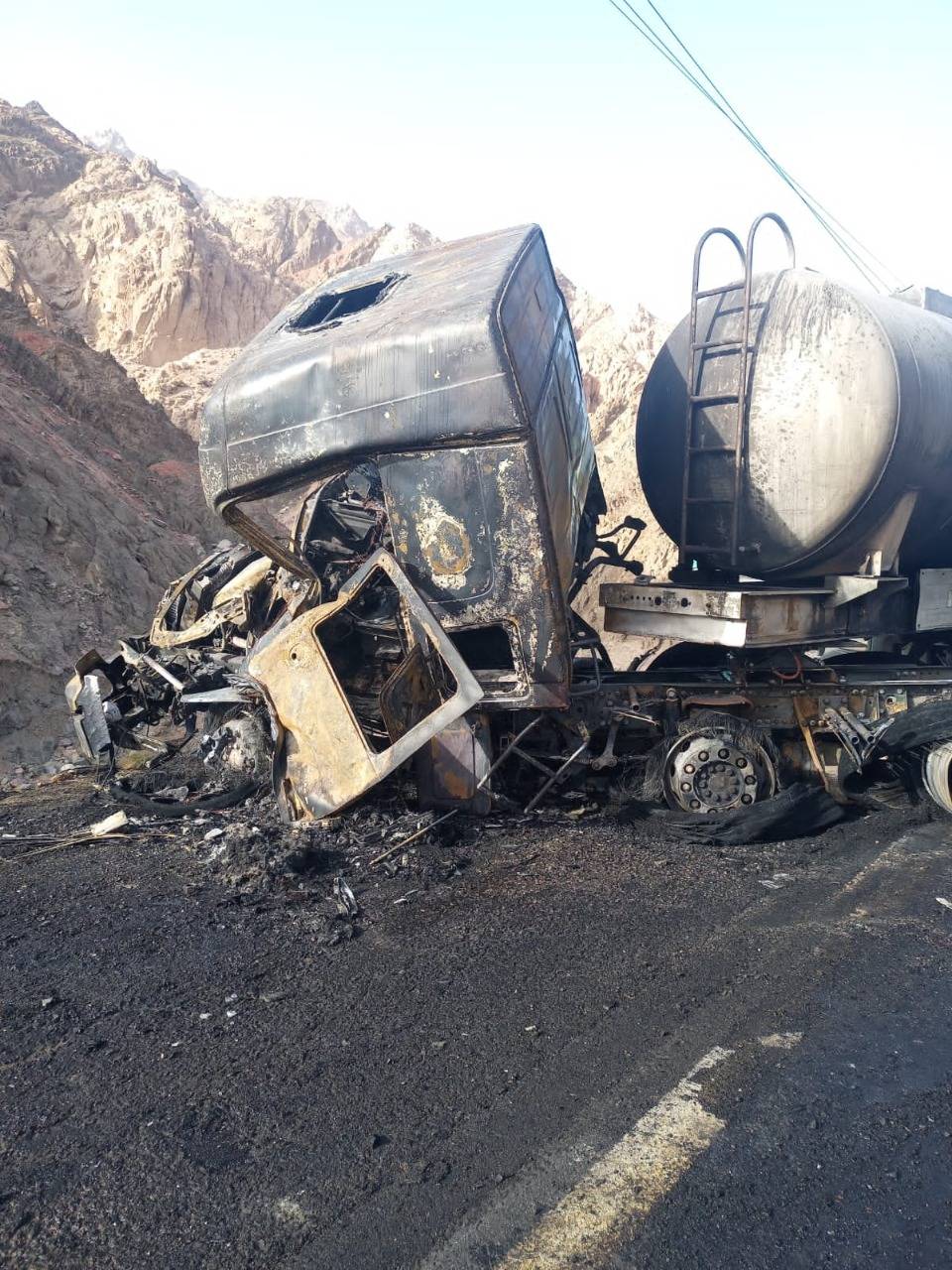 الاشغال: أغلاق مسرب من الطريق الخلفي المخصص للشاحنات بالعقبة وجسر الحاويات بشكل جزئي اثر حادثي سير 