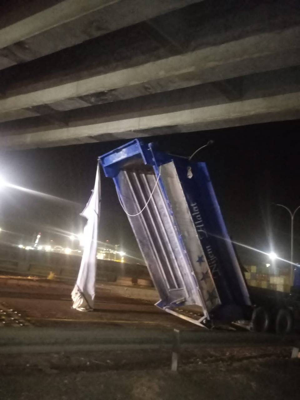 الاشغال: أغلاق مسرب من الطريق الخلفي المخصص للشاحنات بالعقبة وجسر الحاويات بشكل جزئي اثر حادثي سير 