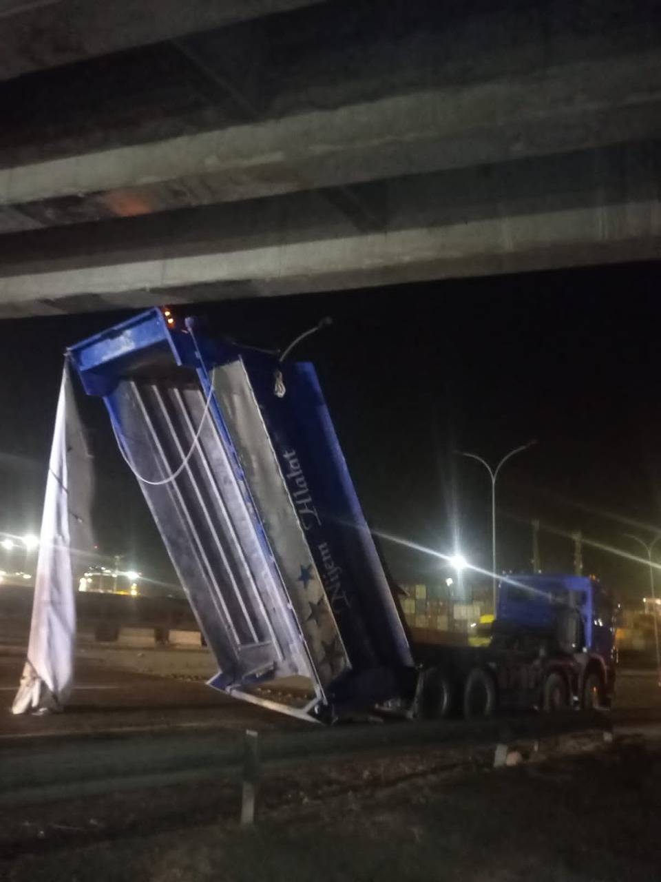 الاشغال: أغلاق مسرب من الطريق الخلفي المخصص للشاحنات بالعقبة وجسر الحاويات بشكل جزئي اثر حادثي سير 