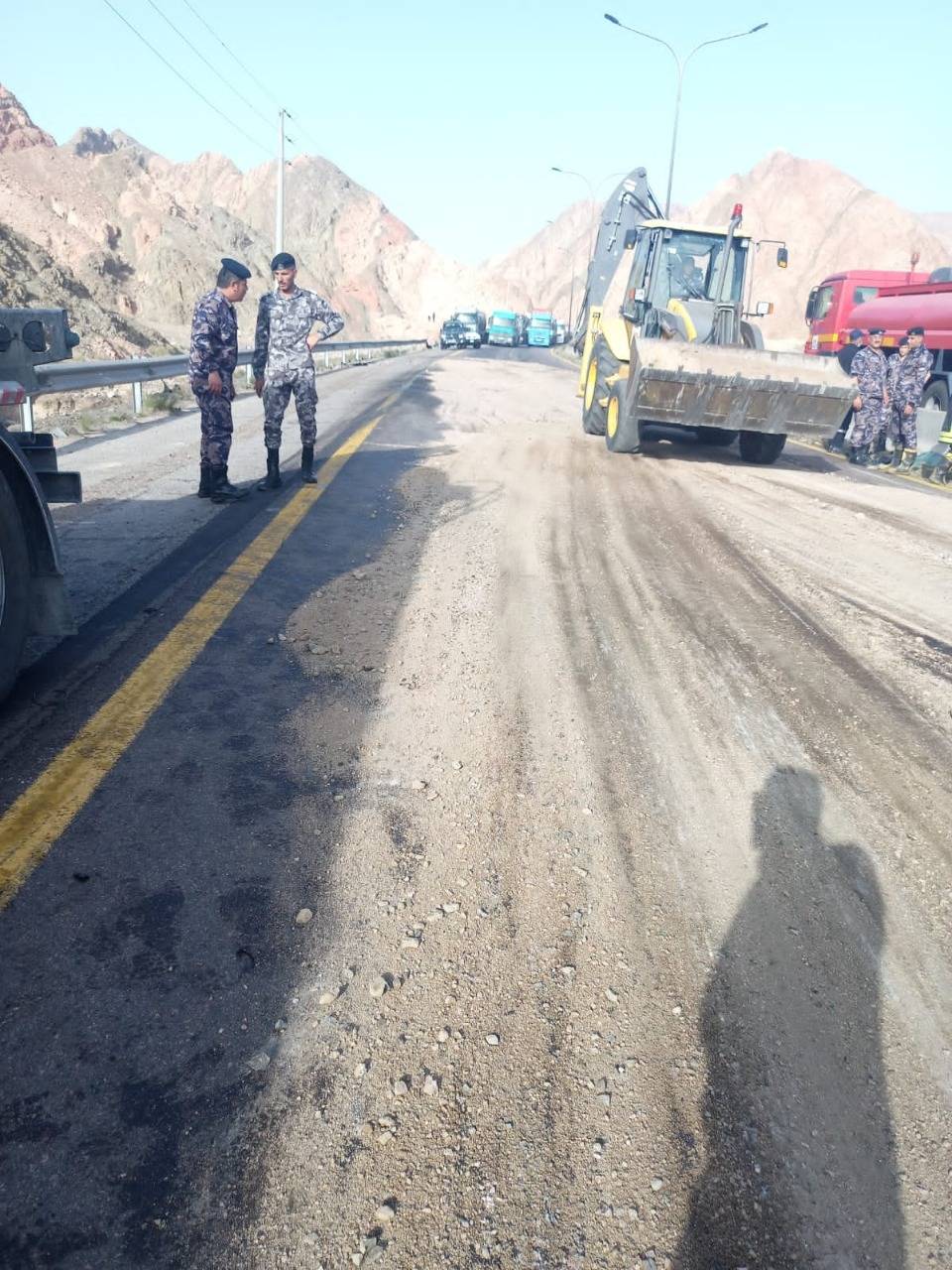 الاشغال: أغلاق مسرب من الطريق الخلفي المخصص للشاحنات بالعقبة وجسر الحاويات بشكل جزئي اثر حادثي سير 