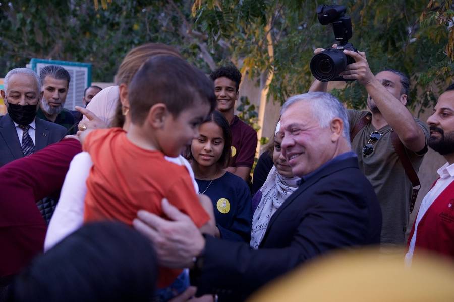 الملك يستضيف أيتاما على إفطار رمضاني بالعقبة .. صور