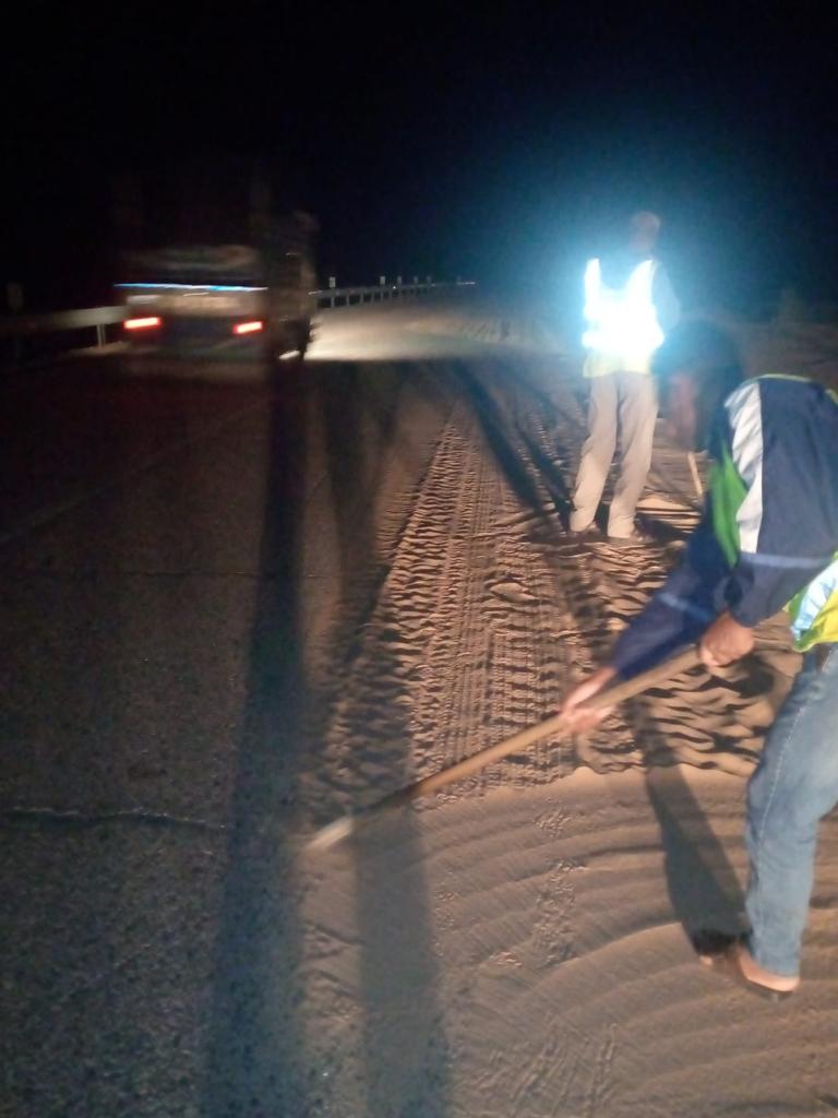 الأشغال تتعامل مع تجمع للرمال على جوانب طريق وادي عربة  قاع السعيديين