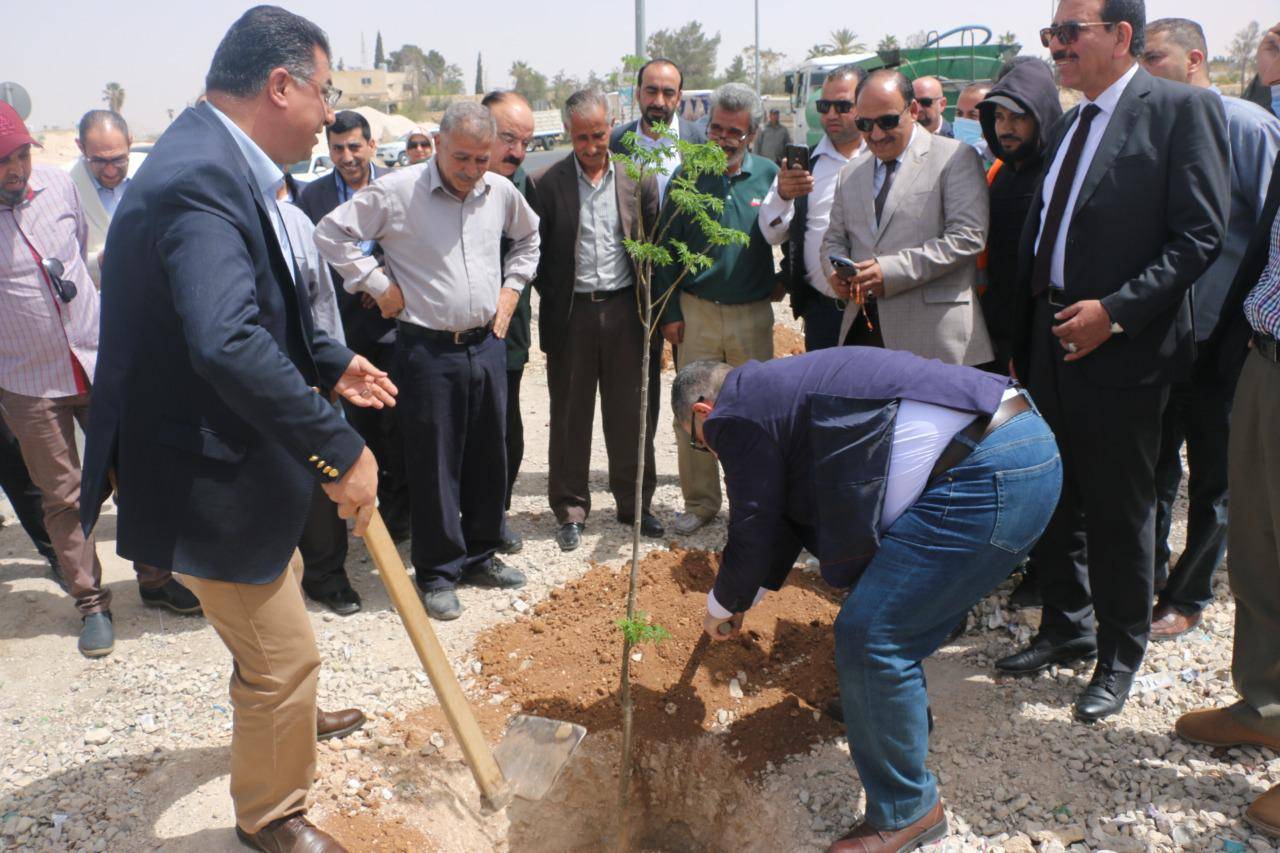 وزير الزراعة يرعى زراعة مدخل محافظة الزرقاء