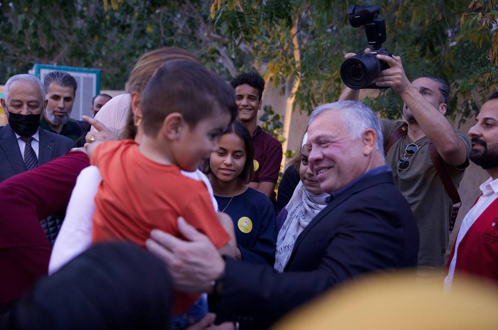 الملك يستضيف أيتاما على إفطار رمضاني بالعقبة .. صور 