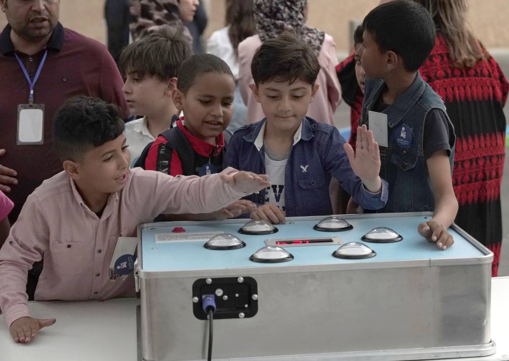 الملك يستضيف أيتاما على إفطار رمضاني بالعقبة .. صور 