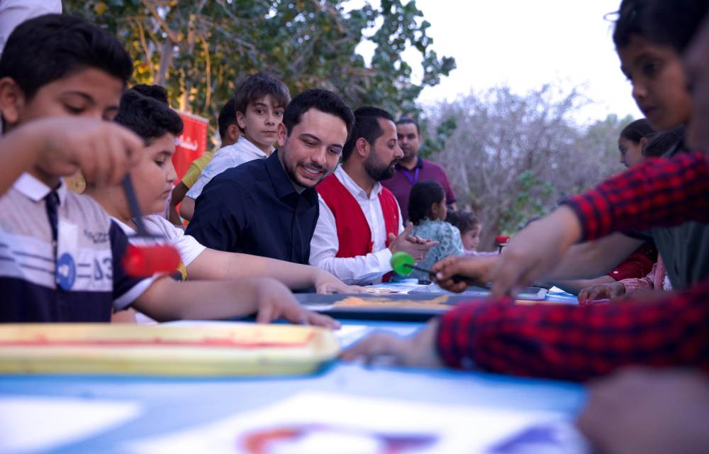 الملك يستضيف أيتاما على إفطار رمضاني بالعقبة .. صور 