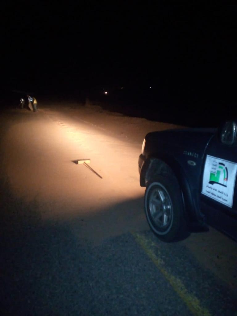 الأشغال تتعامل مع تجمع للرمال على جوانب طريق وادي عربة - قاع السعيديين