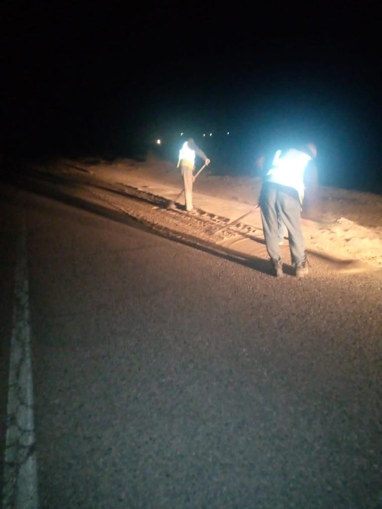 الأشغال تتعامل مع تجمع للرمال على جوانب طريق وادي عربة - قاع السعيديين