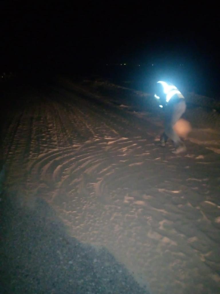 الأشغال تتعامل مع تجمع للرمال على جوانب طريق وادي عربة - قاع السعيديين