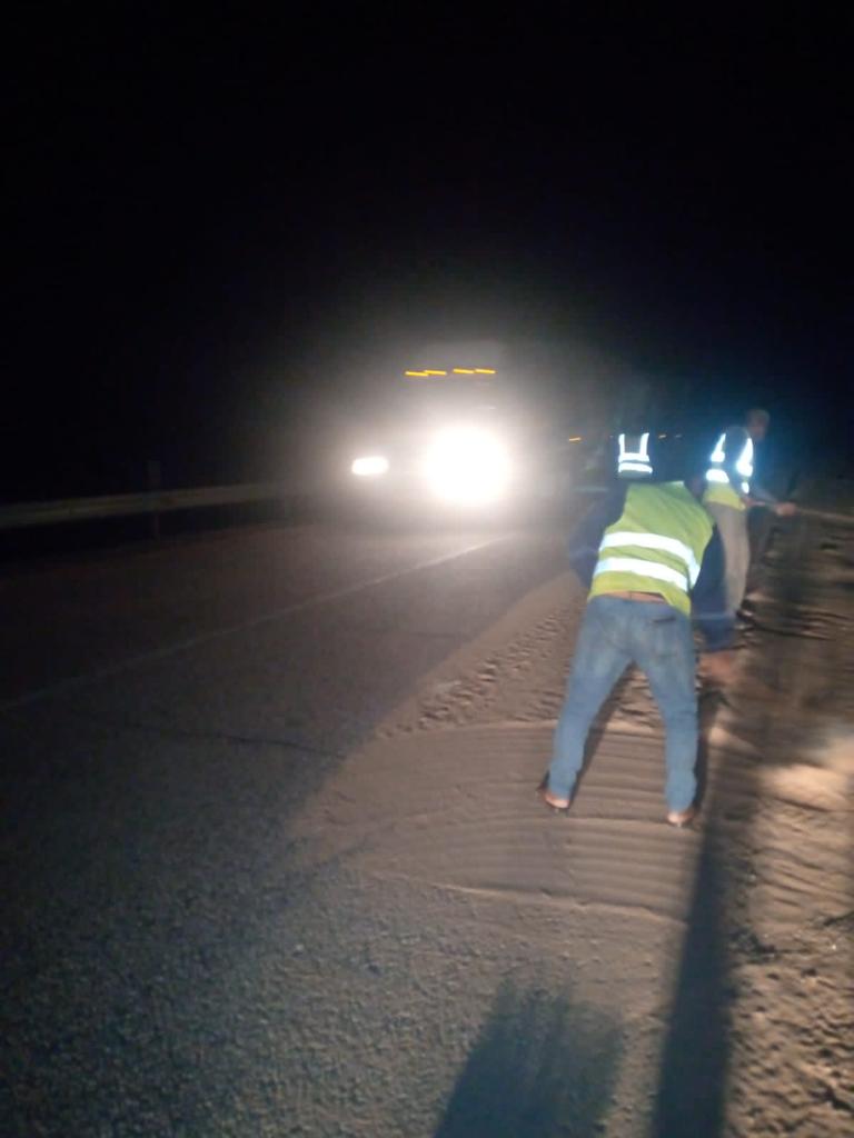 الأشغال تتعامل مع تجمع للرمال على جوانب طريق وادي عربة - قاع السعيديين