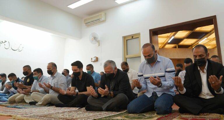 الملك وولي العهد يؤديان صلاة الجمعة الأولى من رمضان في العقبة