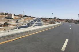 الأشغال: بدء حملة صيانة شاملة للإنارة على طريق المطار