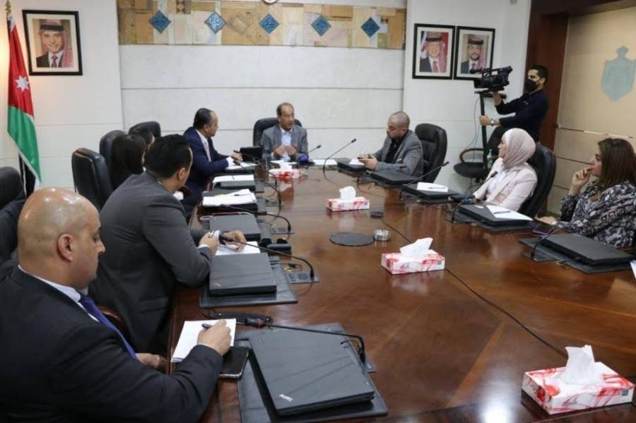 وزير الإعلام يؤكد أهمية وسائل الإعلام في التواصل والتوعية وعدم الانسياق وراء الإشاعات