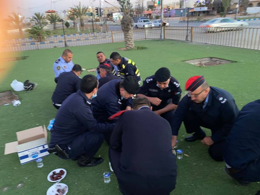 مدير شرطة المفرق العقيد أيمن العلاونه يشارك ميدانياً مائدة الأفطار مع المرتبات