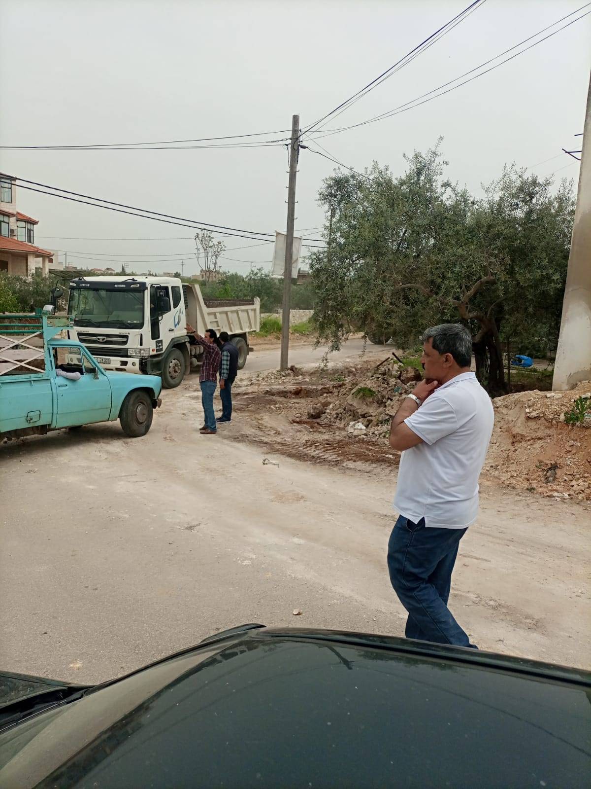 رئيس احدى بلديات اربد يشارك عمال الوطن في تنظيف اطراف الطرق 