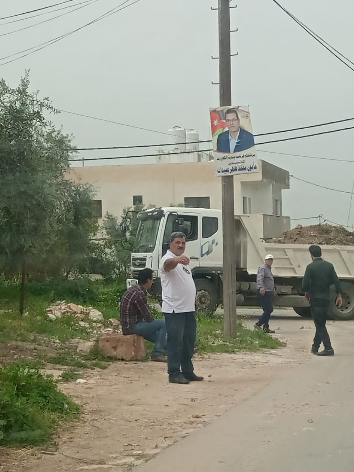 رئيس احدى بلديات اربد يشارك عمال الوطن في تنظيف اطراف الطرق 