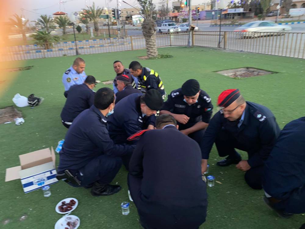 مدير شرطة المفرق العقيد أيمن العلاونه يشارك ميدانياً مائدة الأفطار مع المرتبات 