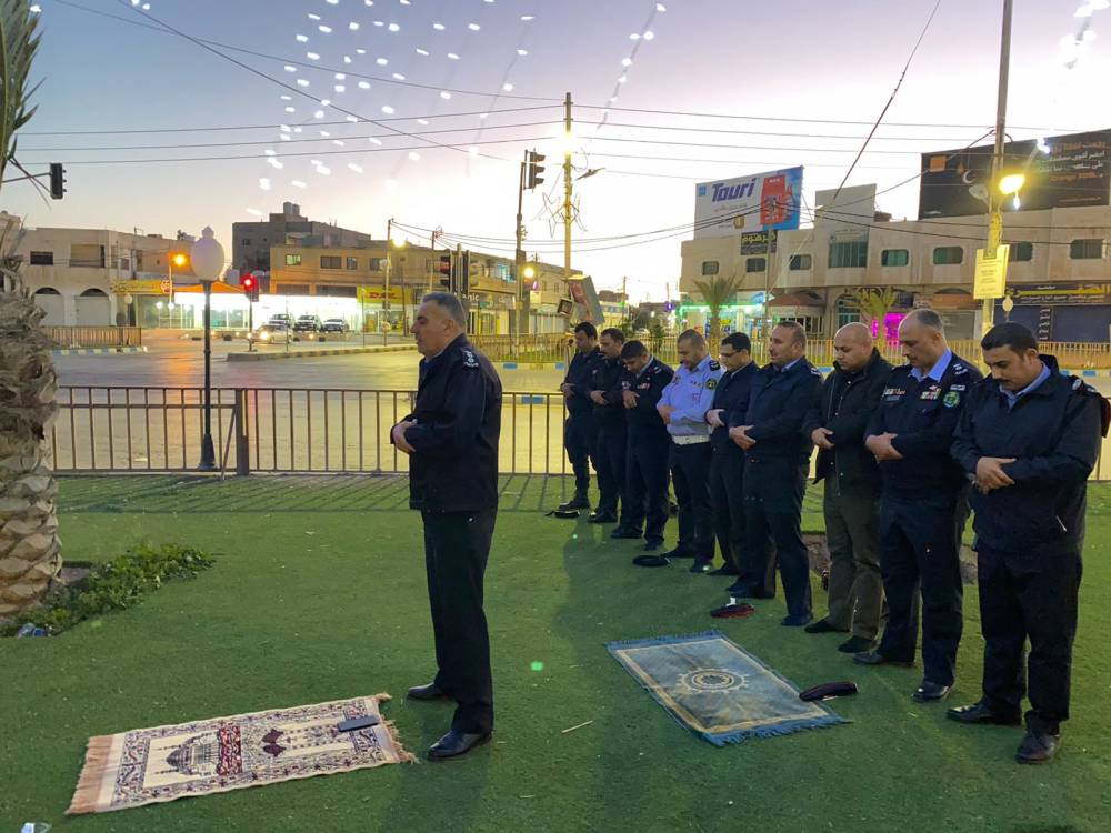 مدير شرطة المفرق العقيد أيمن العلاونه يشارك ميدانياً مائدة الأفطار مع المرتبات 