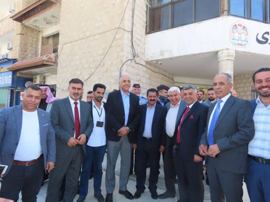 وزير البيئة معاوية الردايدة يزور بلدية مادبا الكبرى ويلتقي الرواجيح ويبدي إعجابه بمستوى النظافة في مادبا أثناء الزيارة