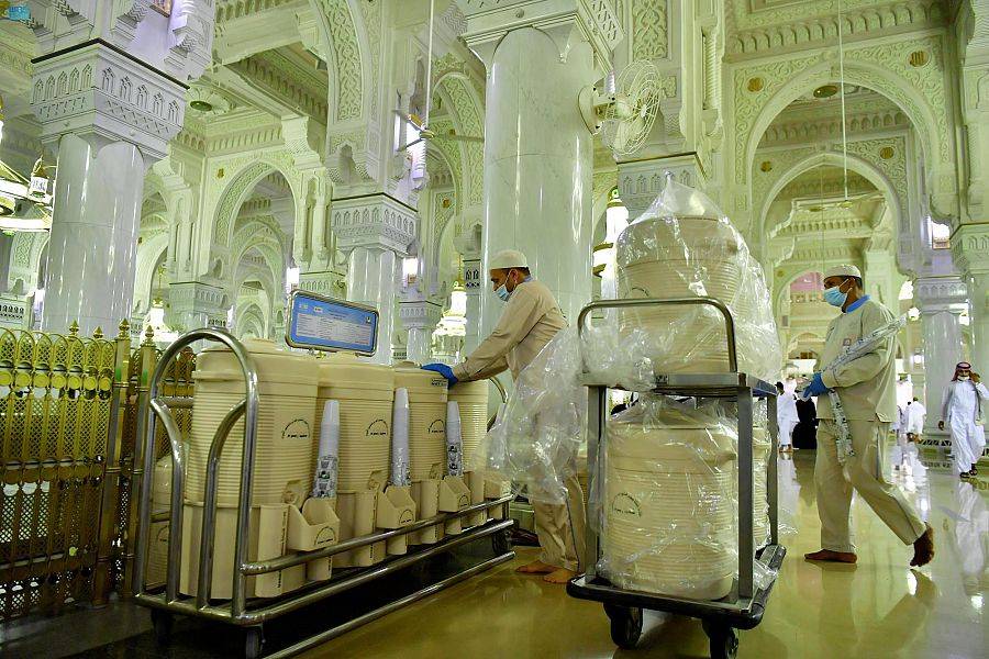 ماء زمزم لما شُرِبَ له.. 5 ملايين لتر سقيا للصائمين