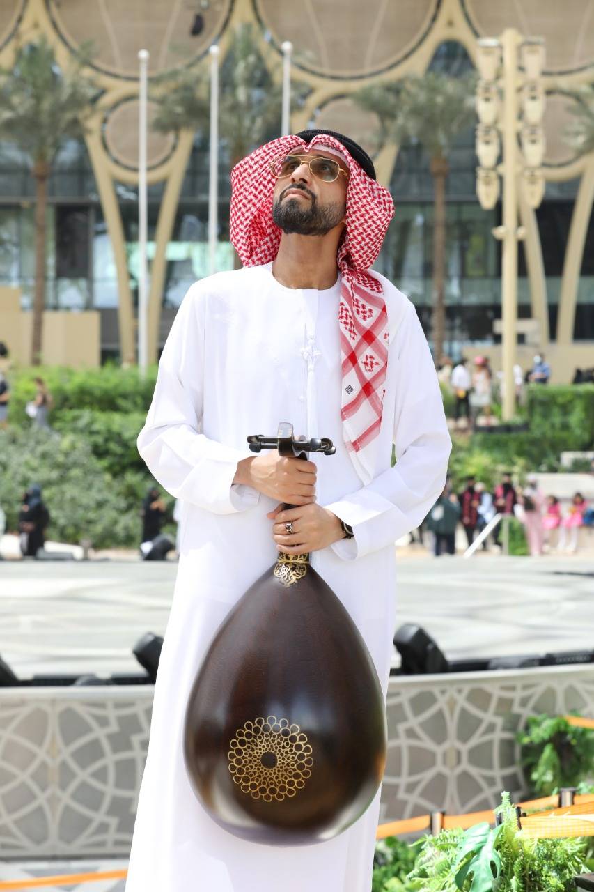  الفنان طارق المنهالي يعزف ويغني النشيد الوطني الإماراتي بعود (إكسبو 2020)