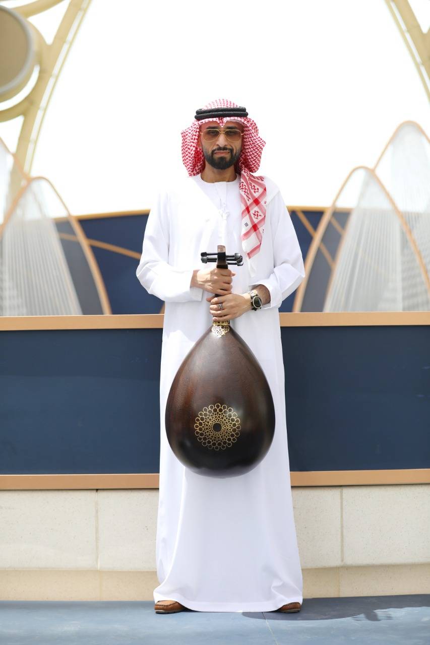  الفنان طارق المنهالي يعزف ويغني النشيد الوطني الإماراتي بعود (إكسبو 2020)