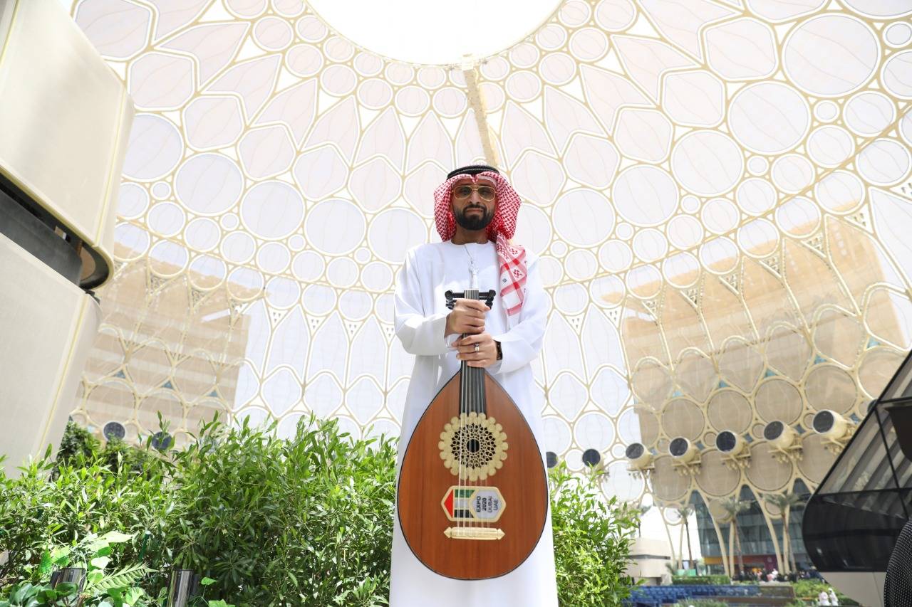  الفنان طارق المنهالي يعزف ويغني النشيد الوطني الإماراتي بعود (إكسبو 2020)