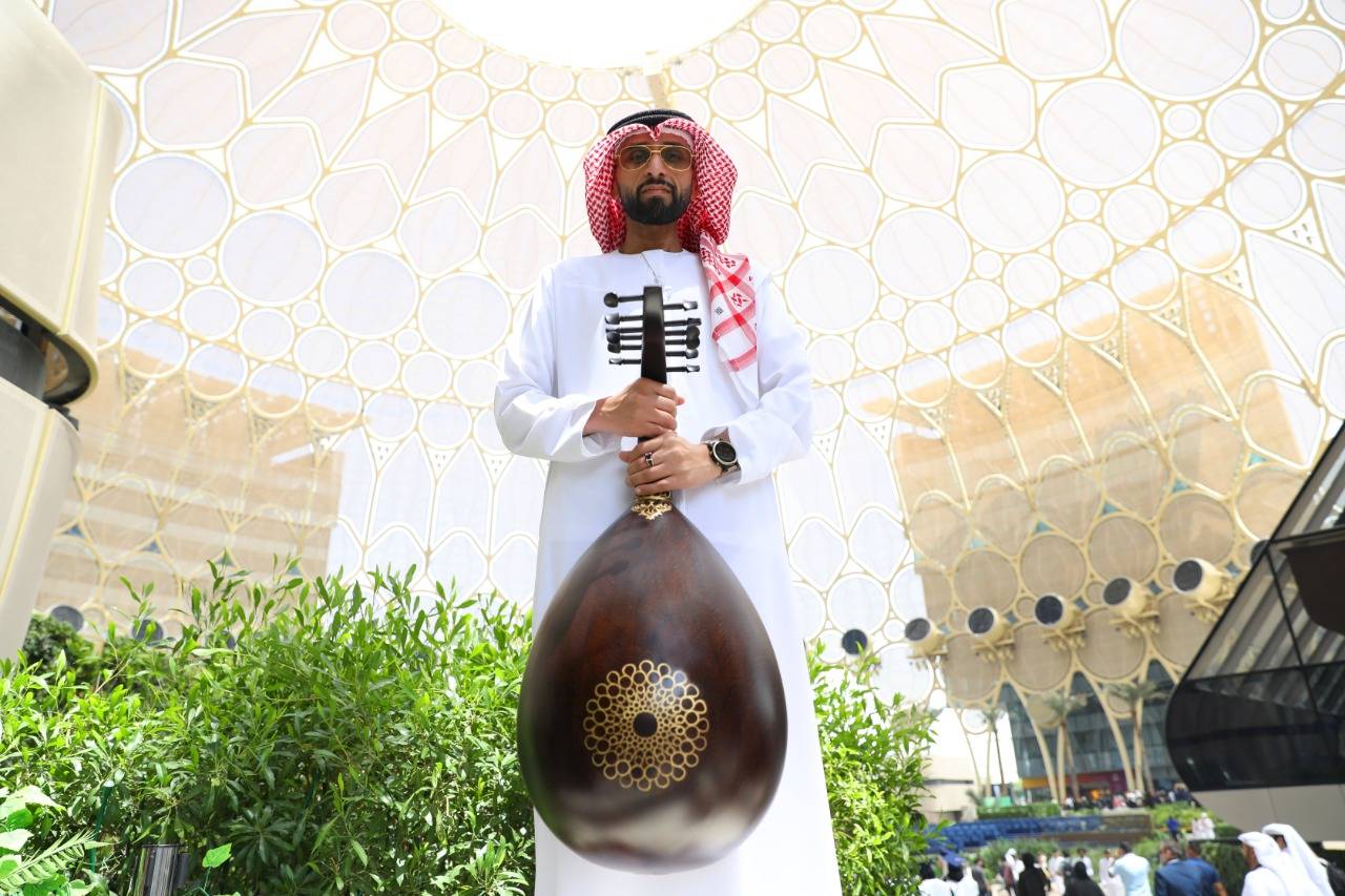  الفنان طارق المنهالي يعزف ويغني النشيد الوطني الإماراتي بعود (إكسبو 2020)