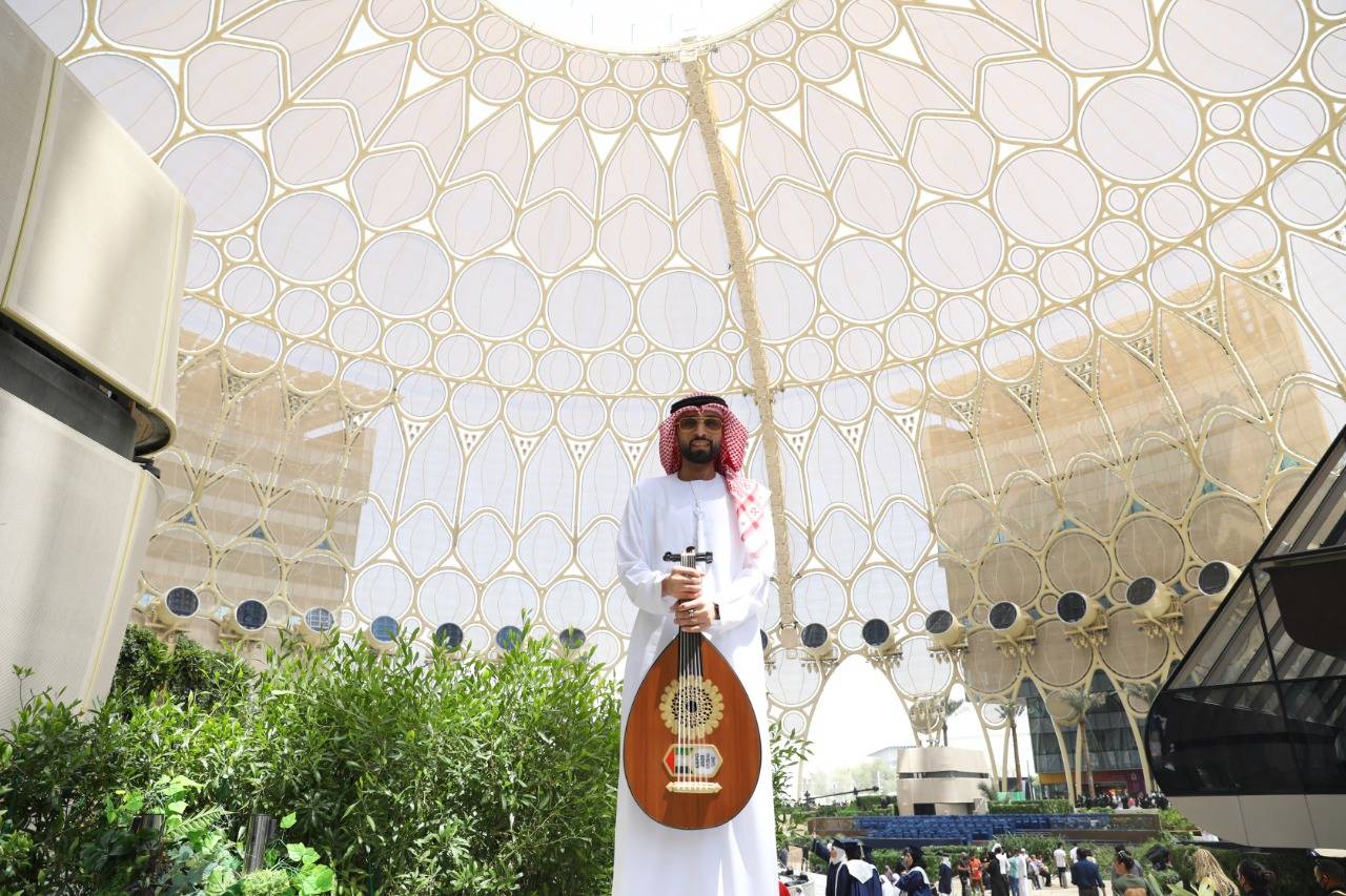  الفنان طارق المنهالي يعزف ويغني النشيد الوطني الإماراتي بعود (إكسبو 2020)