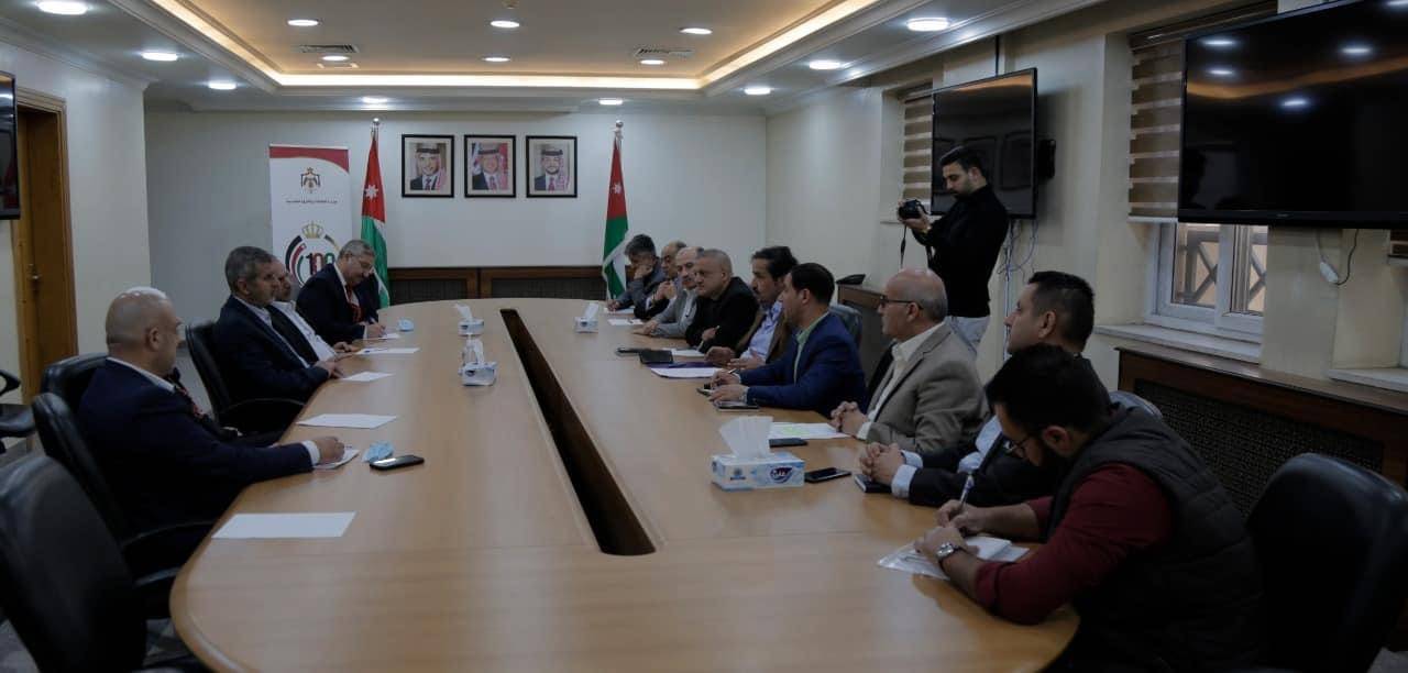 وزير الطاقة والثروة المعدنية يلتقي نقيب ومجلس نقابة المقاولين 