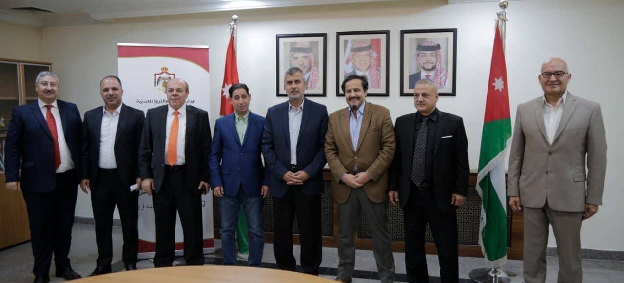 وزير الطاقة والثروة المعدنية يلتقي نقيب ومجلس نقابة المقاولين 