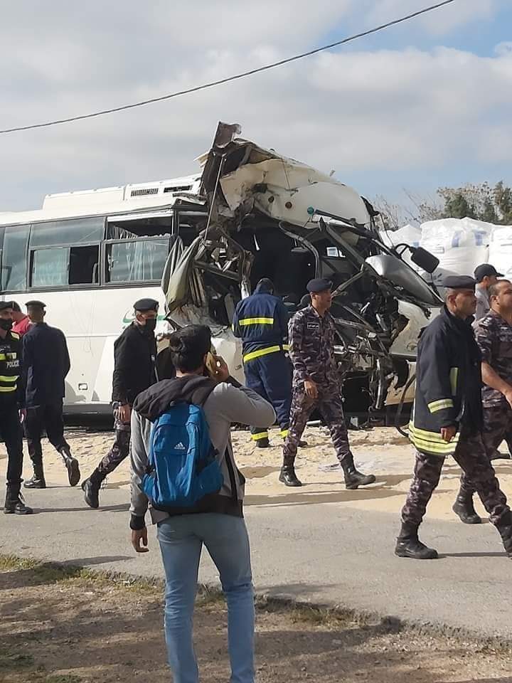 41 إصابة إثر حادث تصادم بين حافلة ركاب وشاحنة قرب جسر النعيمة باربد 