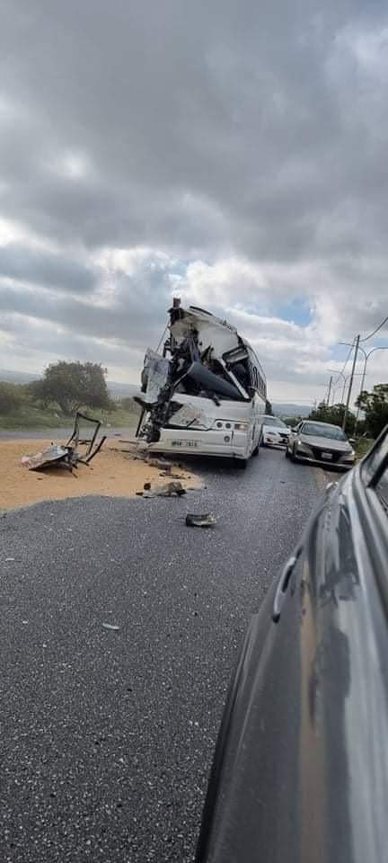 41 إصابة إثر حادث تصادم بين حافلة ركاب وشاحنة قرب جسر النعيمة باربد 