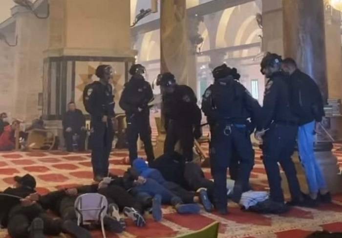 الاحتلال ينكل بالمصلين في المسجد القبلي