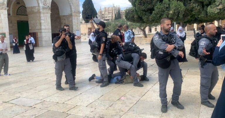 الاحتلال يعتقل 400 مصل من داخل المصلى القبلي