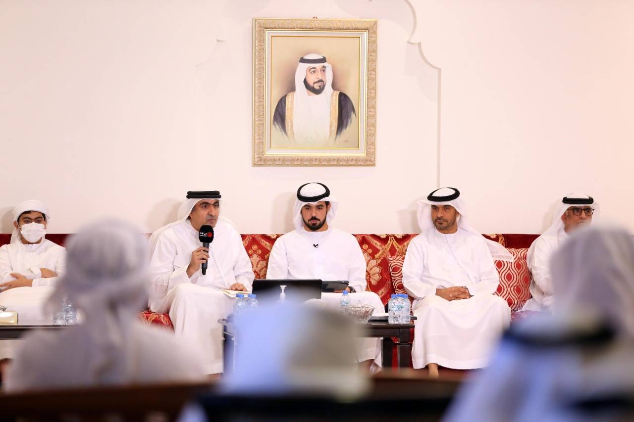 وزارة العدل في ابوظبي تنظم محاضرة حول تشريعات الخمسين ودورها في تعزيز جودة حياة المجتمع في مجلس محمد خلف