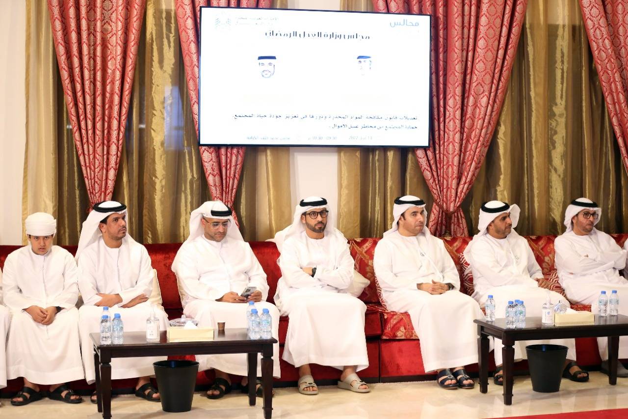 وزارة العدل في ابوظبي تنظم محاضرة حول تشريعات الخمسين ودورها في تعزيز جودة حياة المجتمع في مجلس محمد خلف