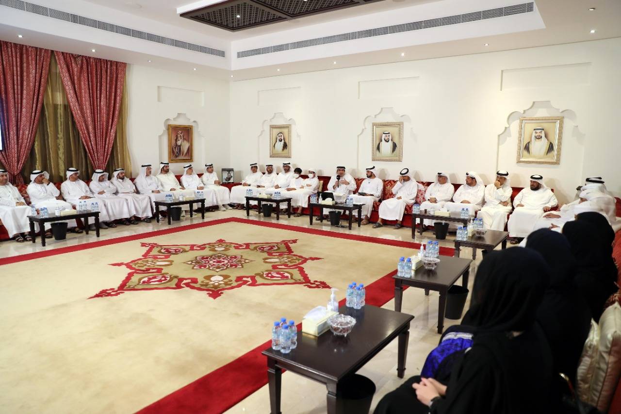 وزارة العدل في ابوظبي تنظم محاضرة حول تشريعات الخمسين ودورها في تعزيز جودة حياة المجتمع في مجلس محمد خلف