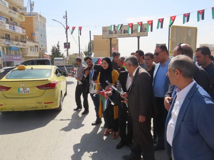 بلدية مادبا الكبرى تبدأ بحملة علمنا عال  بتزيين شوارع المدينة ومبناها  وتوزيع الاعلام على المواطنين